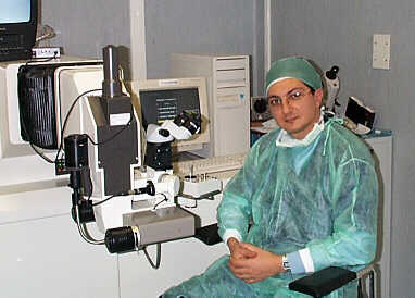 Il Dott. Luigi Pacente con uno dei modelli pi� recenti di laser ad eccimeri