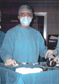 Il Dott. Luigi Pacente in sala operatoria